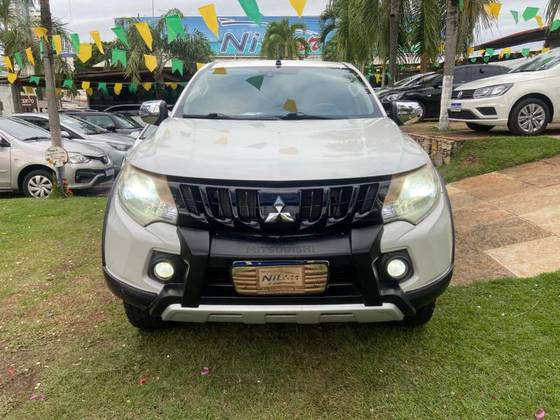 MITSUBISHI L200 TRITON 2.4 16V TURBO DIESEL SPORT HPE-S CD 4P 4X4 AUTOMÁTICO MITSUBISHI L200 TRITON 2.4 16V TURBO DIESEL SPORT HPE-S CD 4P 4X4 AUTOMÁTICO